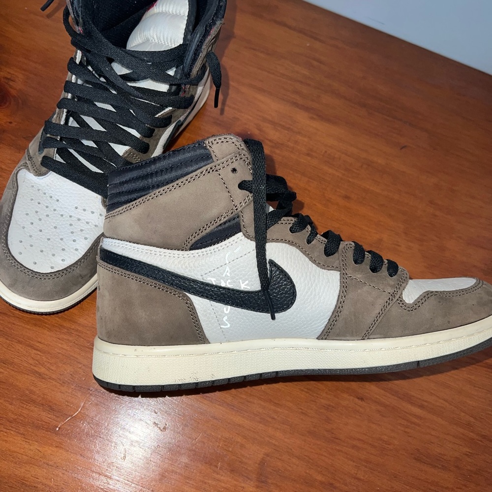 Travis Scott Jordan 1